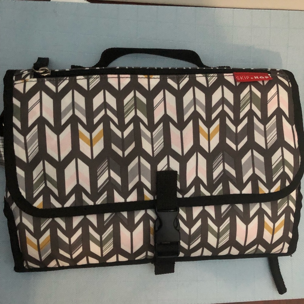 SKIP*HOP pronto portable changing station